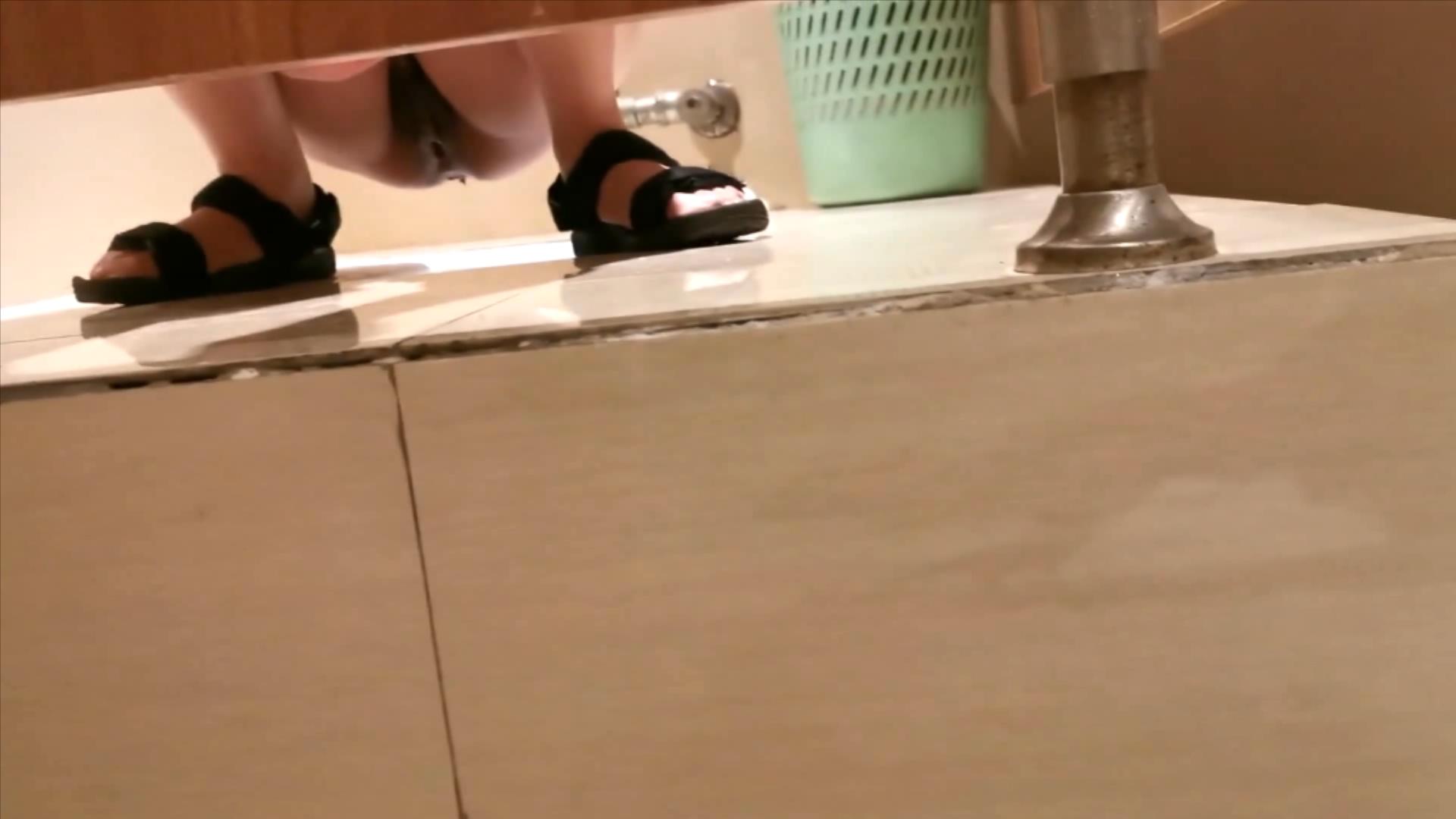 办公大楼女厕偷拍 长发美女憋坏了跑步上厕所 捎带拍了一个大口逼.mp4_20230401_103708195.jpg